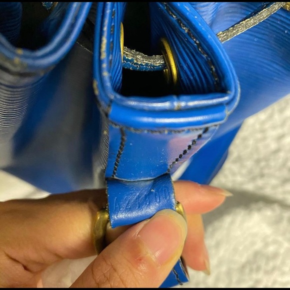 ✨SOLD✨AUTHENTIC LOUIS VUITTON EPI BLUE NOE BAG✨ - Picture 3 of 6